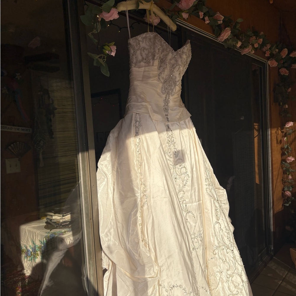 Amalia Carrara ivory silk embroidered ballgown size medium to large